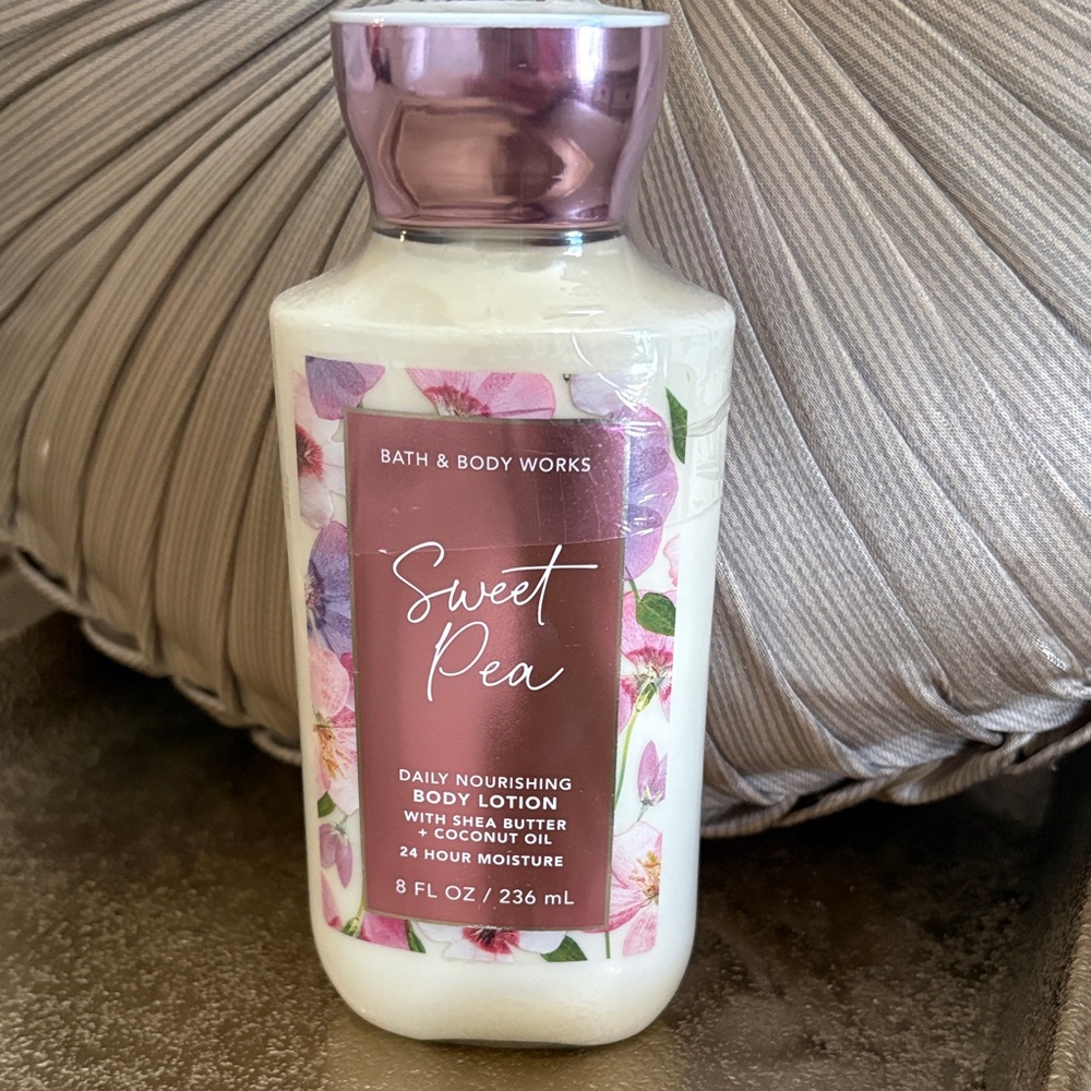 New✨Bath & Body Works Sweet Pea Body Lotion - Pink & Cream